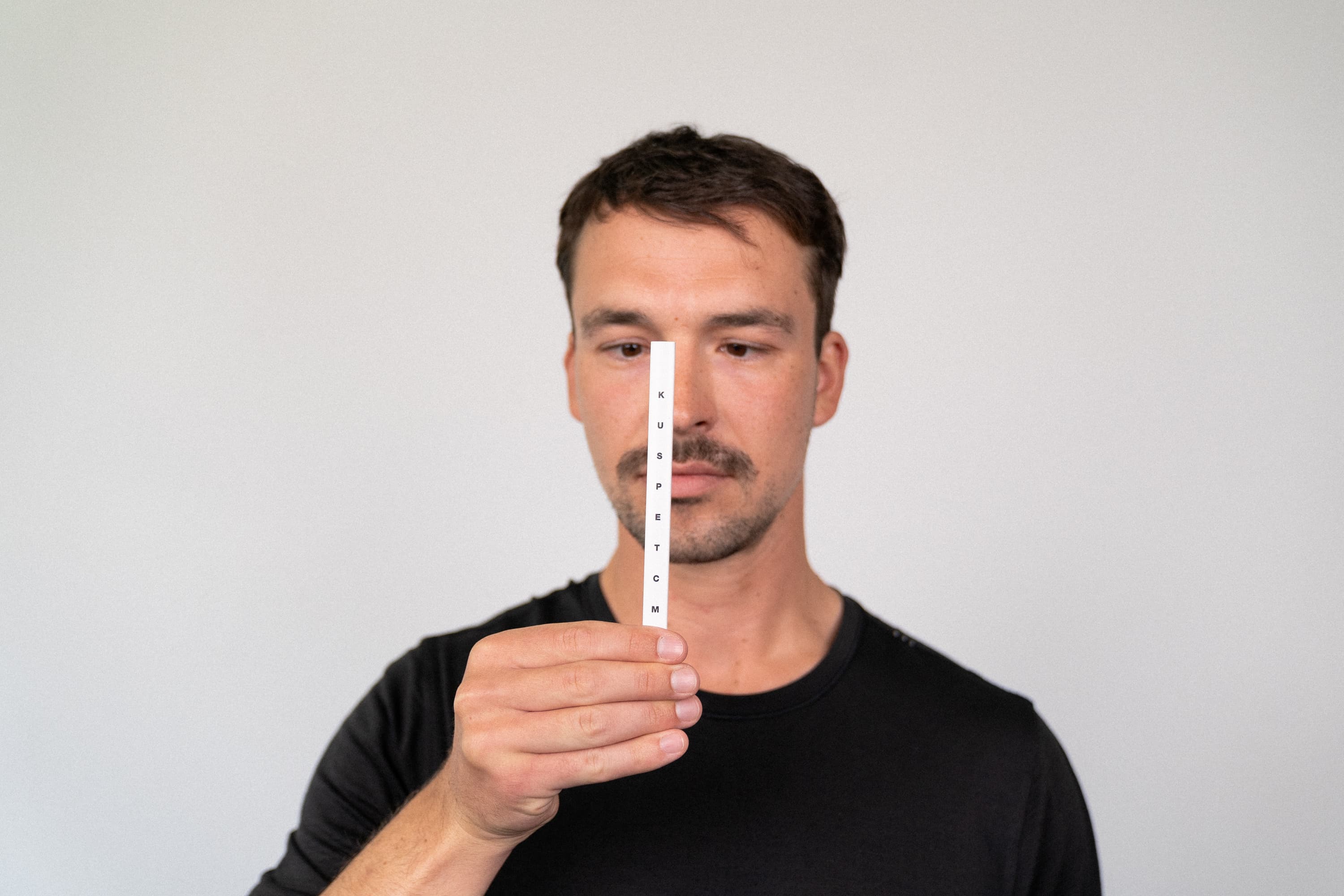 Eishockeyprofi Felix Thomas macht Augenliegestütze